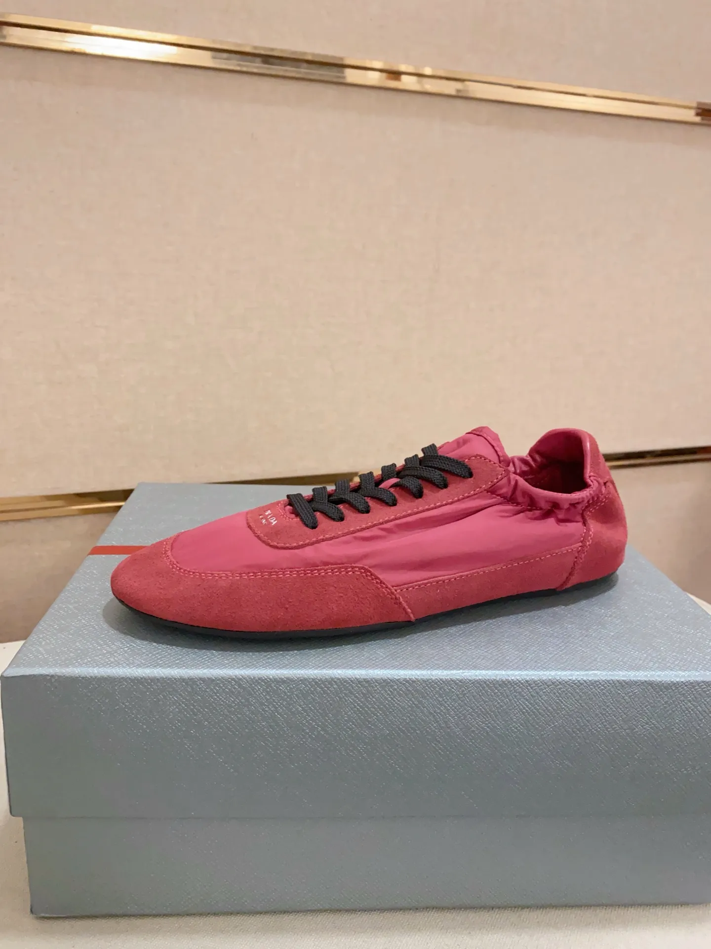 Men's shoes 💰 500💰 ✔️✔️✔️High version High-quality new PRADA counters are launched simultaneously. The new men's shoes and 😘fabrics are selected from first-layer cow suede and waterproof fabrics, and are made by pure handicrafts. Lining: Full sheepskin lining. 👍🏿 High-end ☄️ air-cushion molded anti-slip rubber outsole, exquisite lines, simple and elegant, comfortable and high-end for leisure travel. Number of yards: 38 to 44. Can be customized45